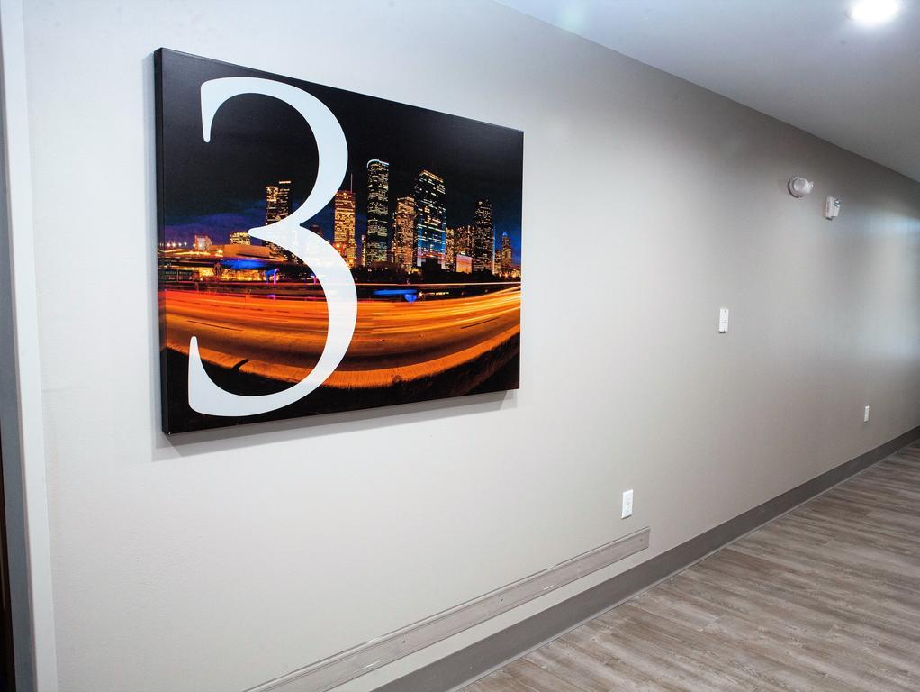 Days Inn & Suites By Wyndham Houston Nw Cypress Bagian luar foto