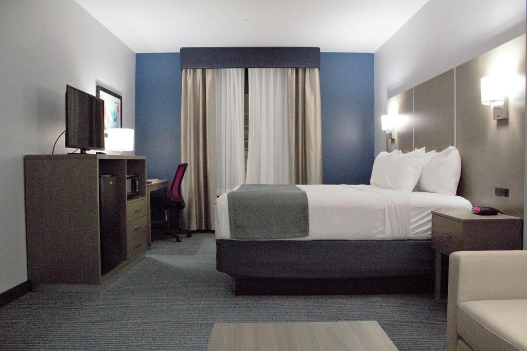 Days Inn & Suites By Wyndham Houston Nw Cypress Bagian luar foto