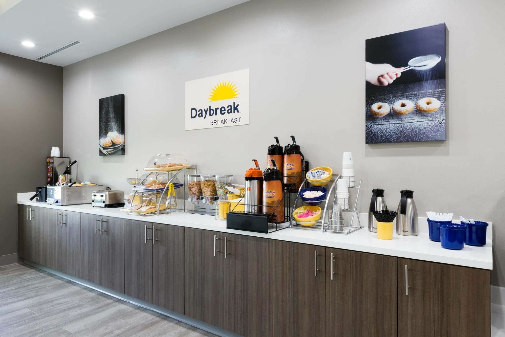 Days Inn & Suites By Wyndham Houston Nw Cypress Bagian luar foto